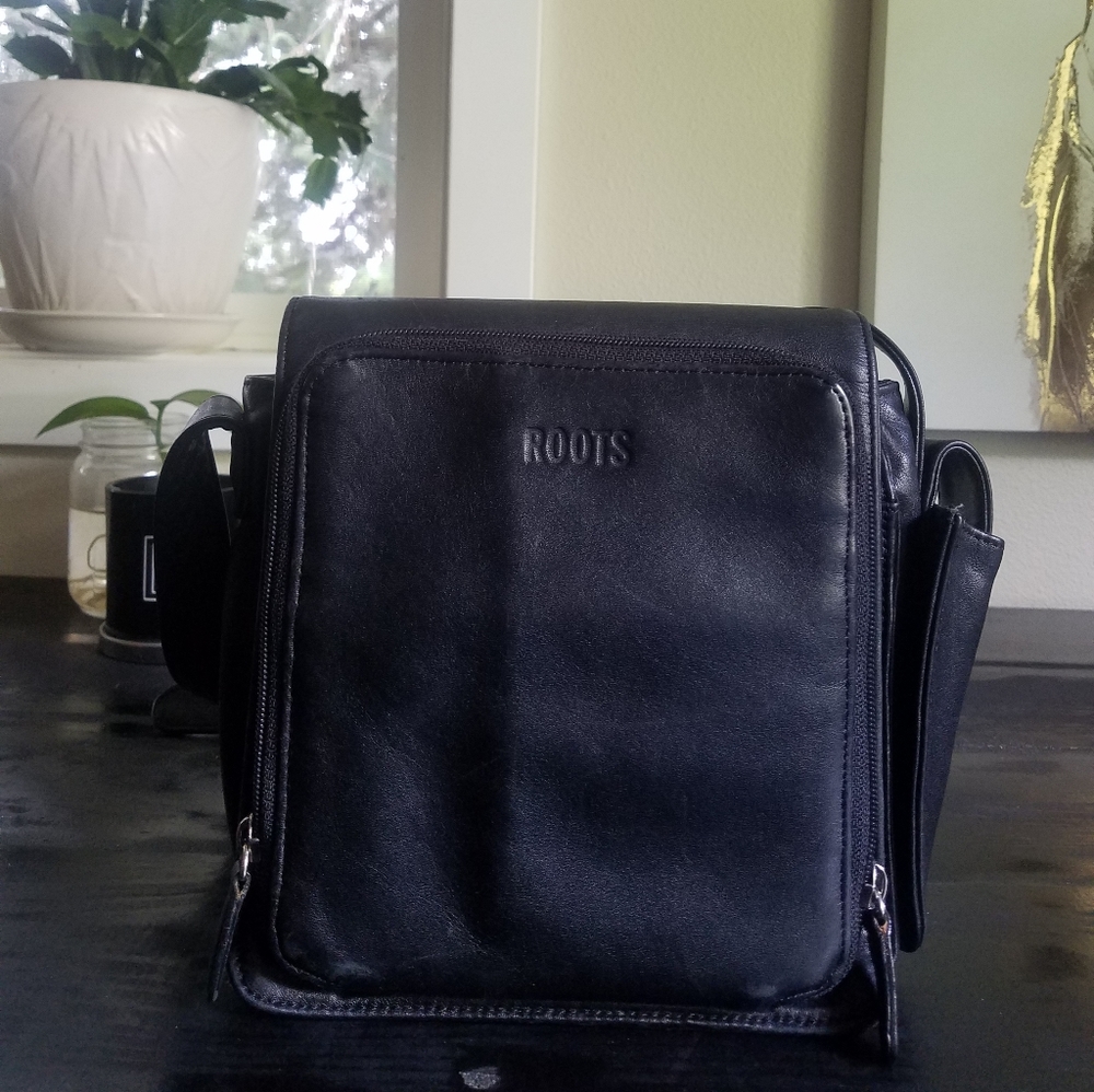 ROOTS black leather Canadian company crossb bag